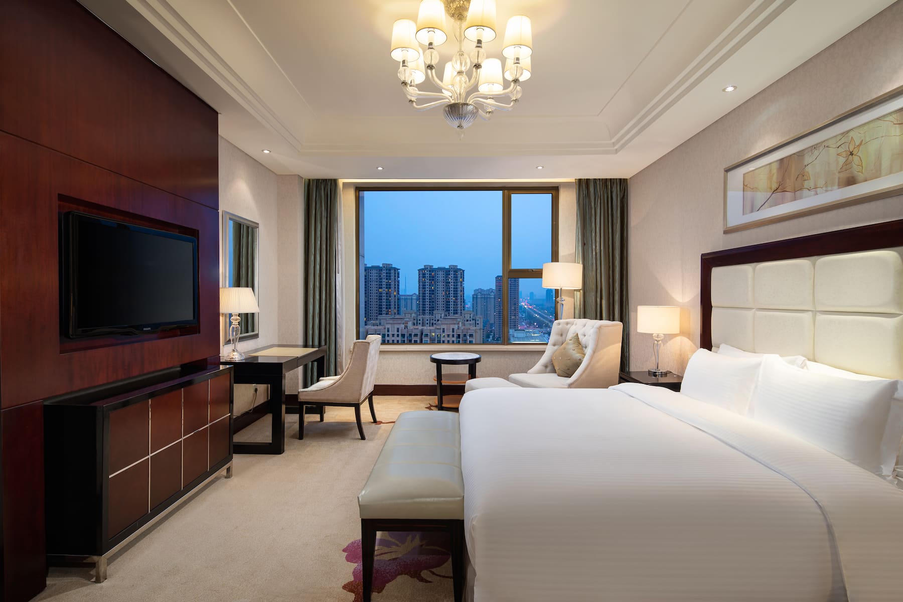 Guest room at the Wyndham Xinyang Downtown in Xinyang, Other than US/Canada