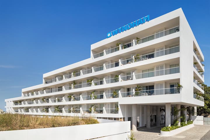 Exterior of Wyndham Santa Marta Aluna Beach hotel in Santa Marta, Other than US/Canada