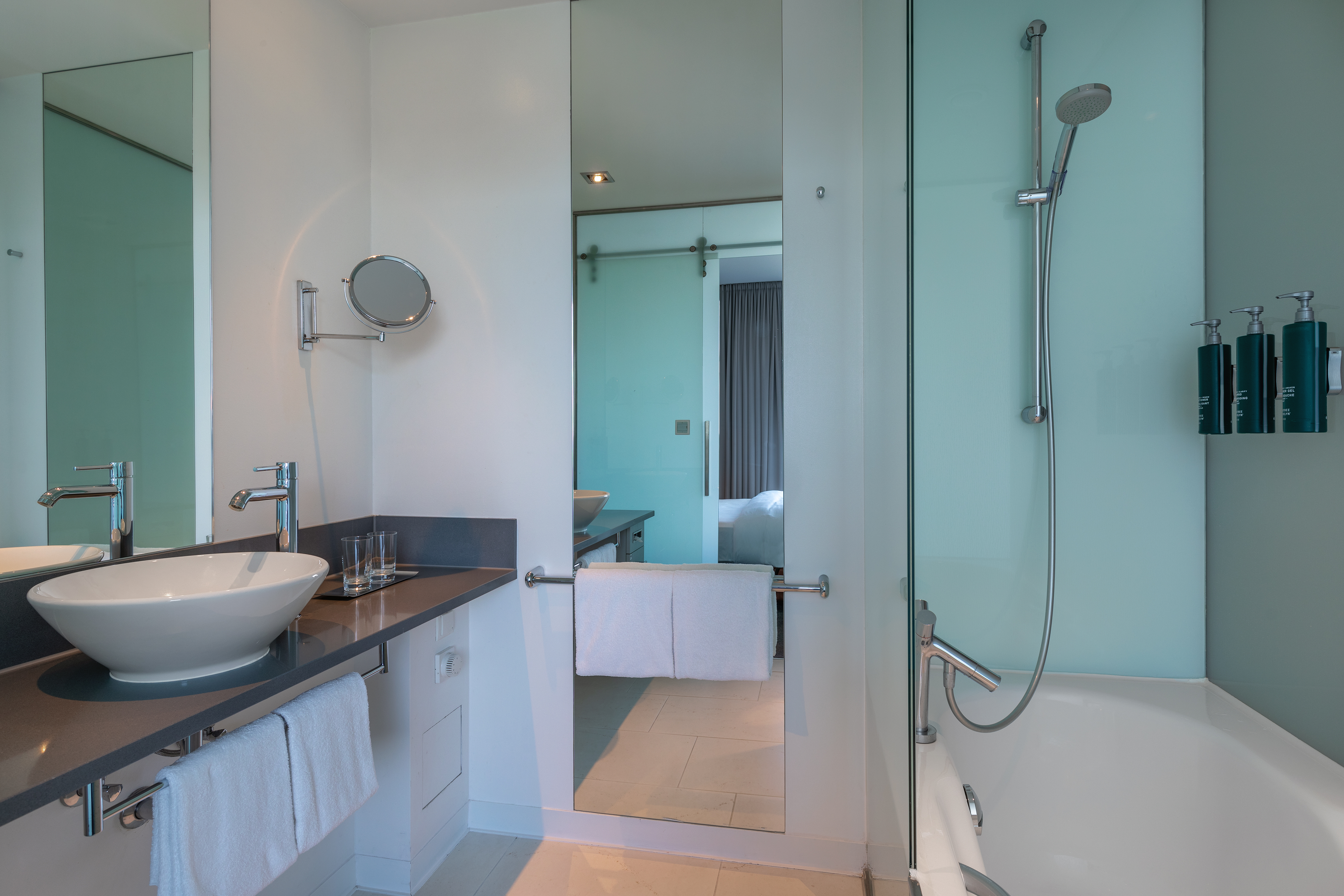 Guest room bath at the Wyndham Frankfurt Niederrad in Frankfurt am Main, Other than US/Canada
