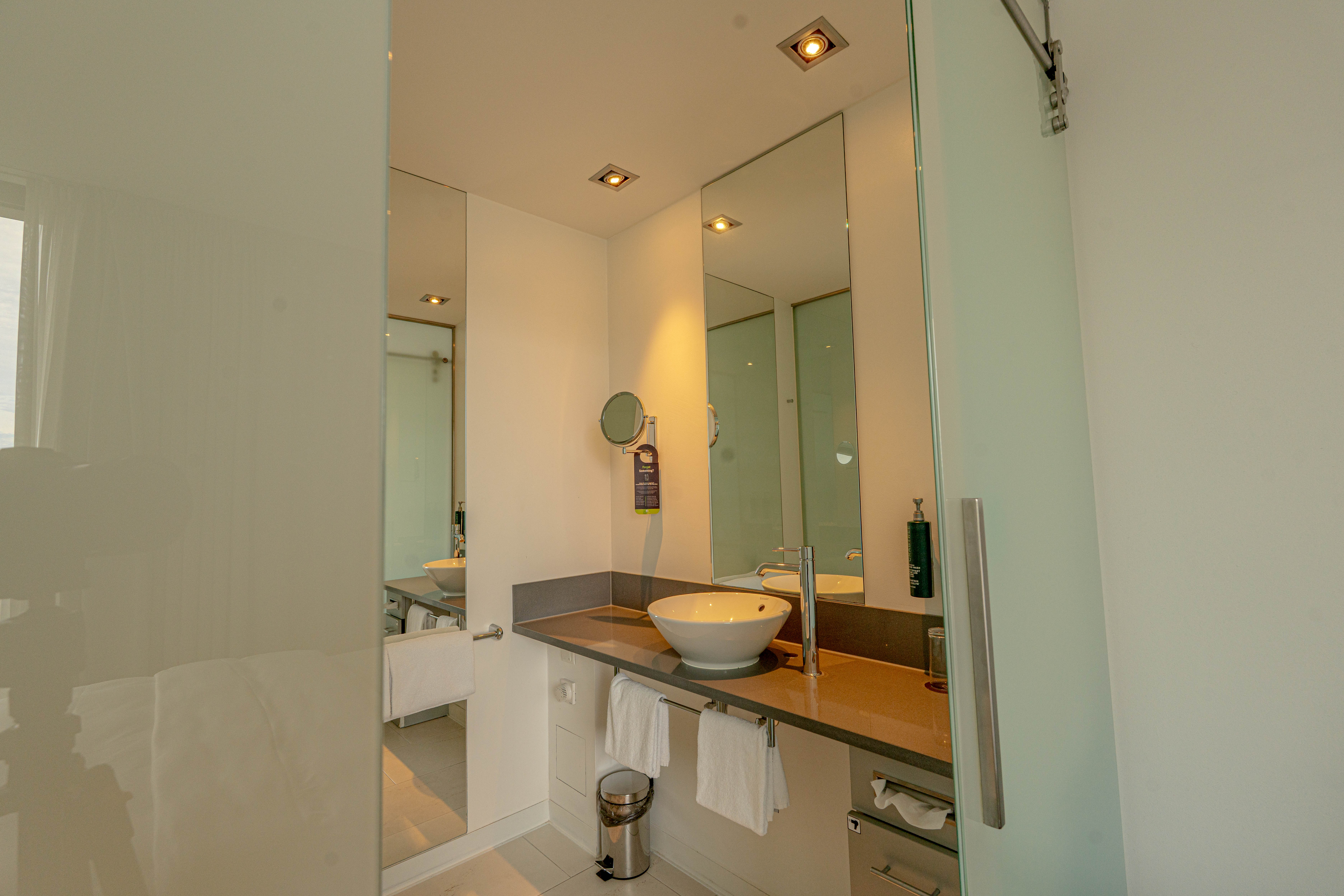 Guest room bath at the Wyndham Frankfurt Niederrad in Frankfurt am Main, Other than US/Canada