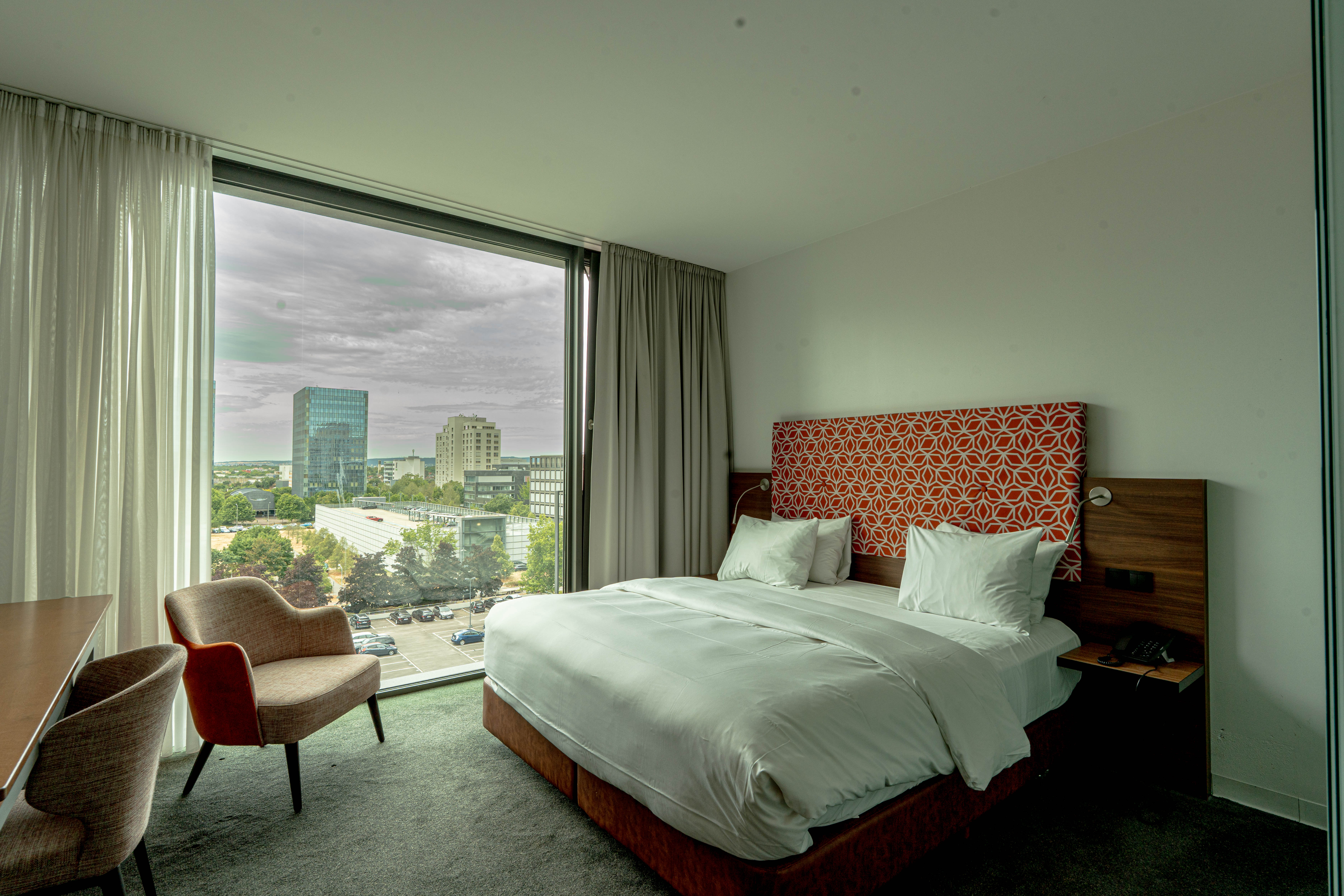 Guest room at the Wyndham Frankfurt Niederrad in Frankfurt am Main, Other than US/Canada