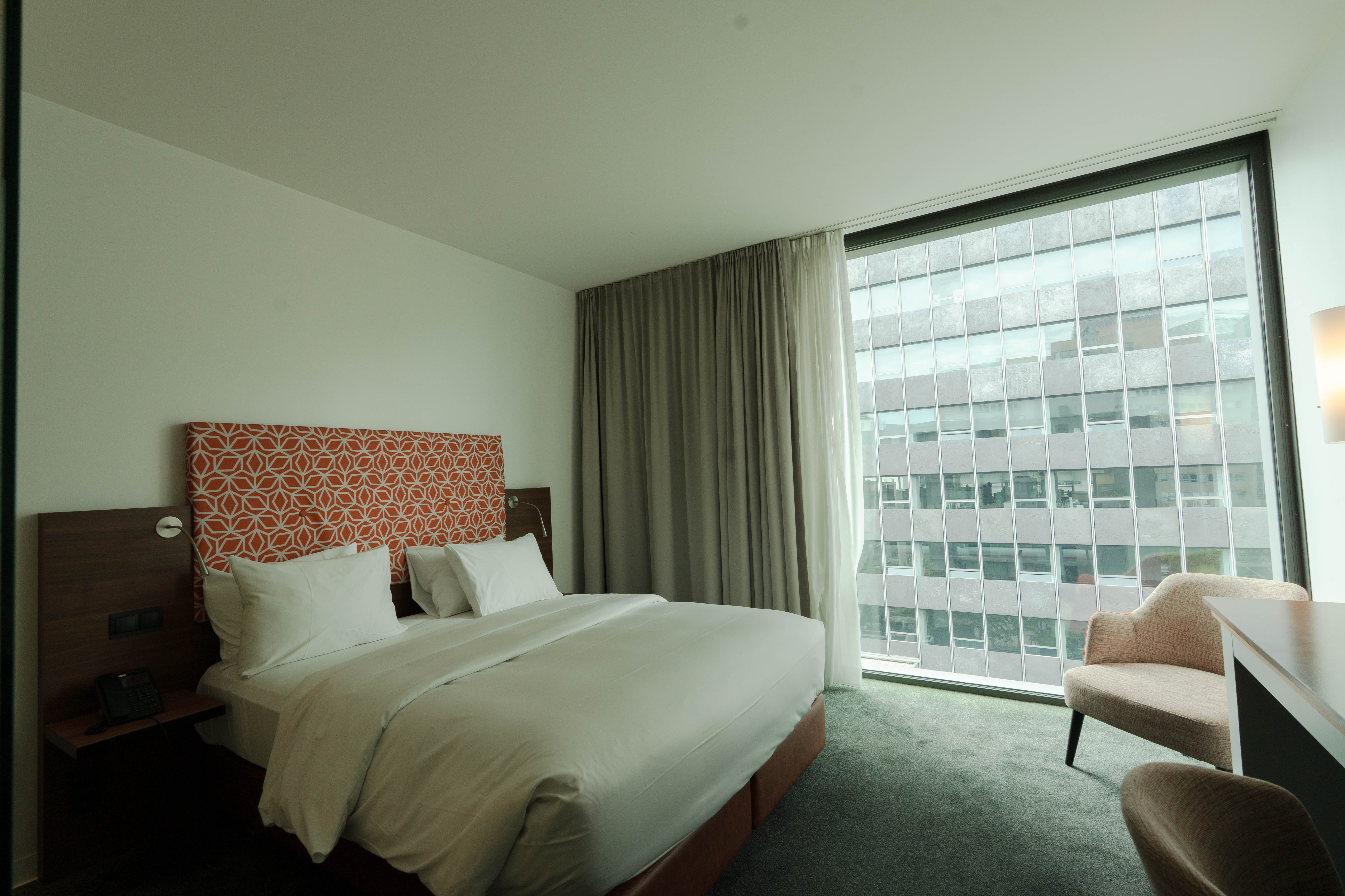 Guest room at the Wyndham Frankfurt Niederrad in Frankfurt am Main, Other than US/Canada