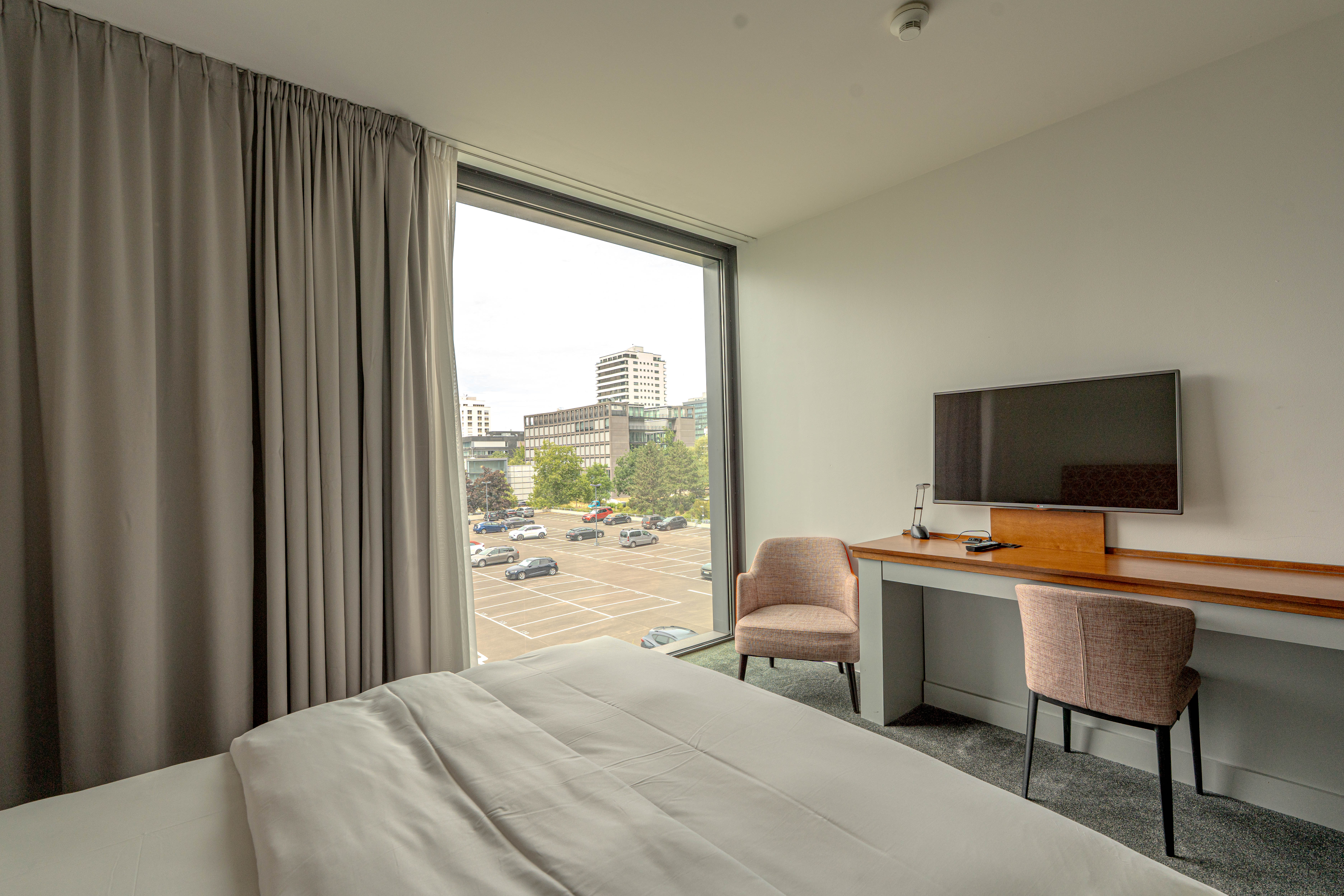 Guest room at the Wyndham Frankfurt Niederrad in Frankfurt am Main, Other than US/Canada
