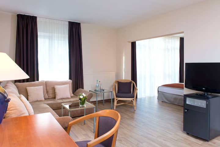 Guest room at the Wyndham Hannover Atrium in Hannover, Other than US/Canada