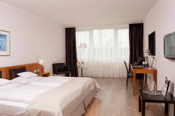 Guest room at the Wyndham Hannover Atrium in Hannover, Other than US/Canada