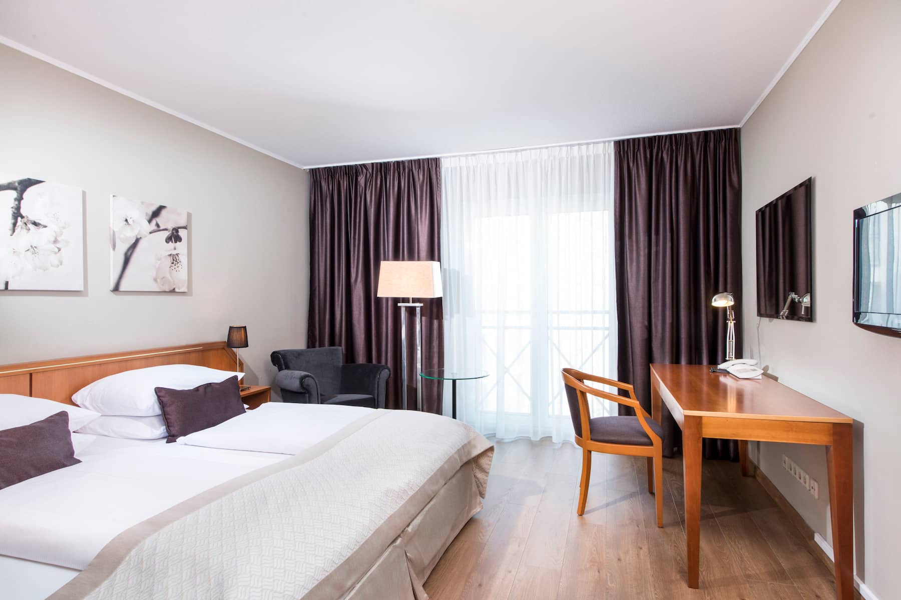 Guest room at the Wyndham Hannover Atrium in Hannover, Other than US/Canada