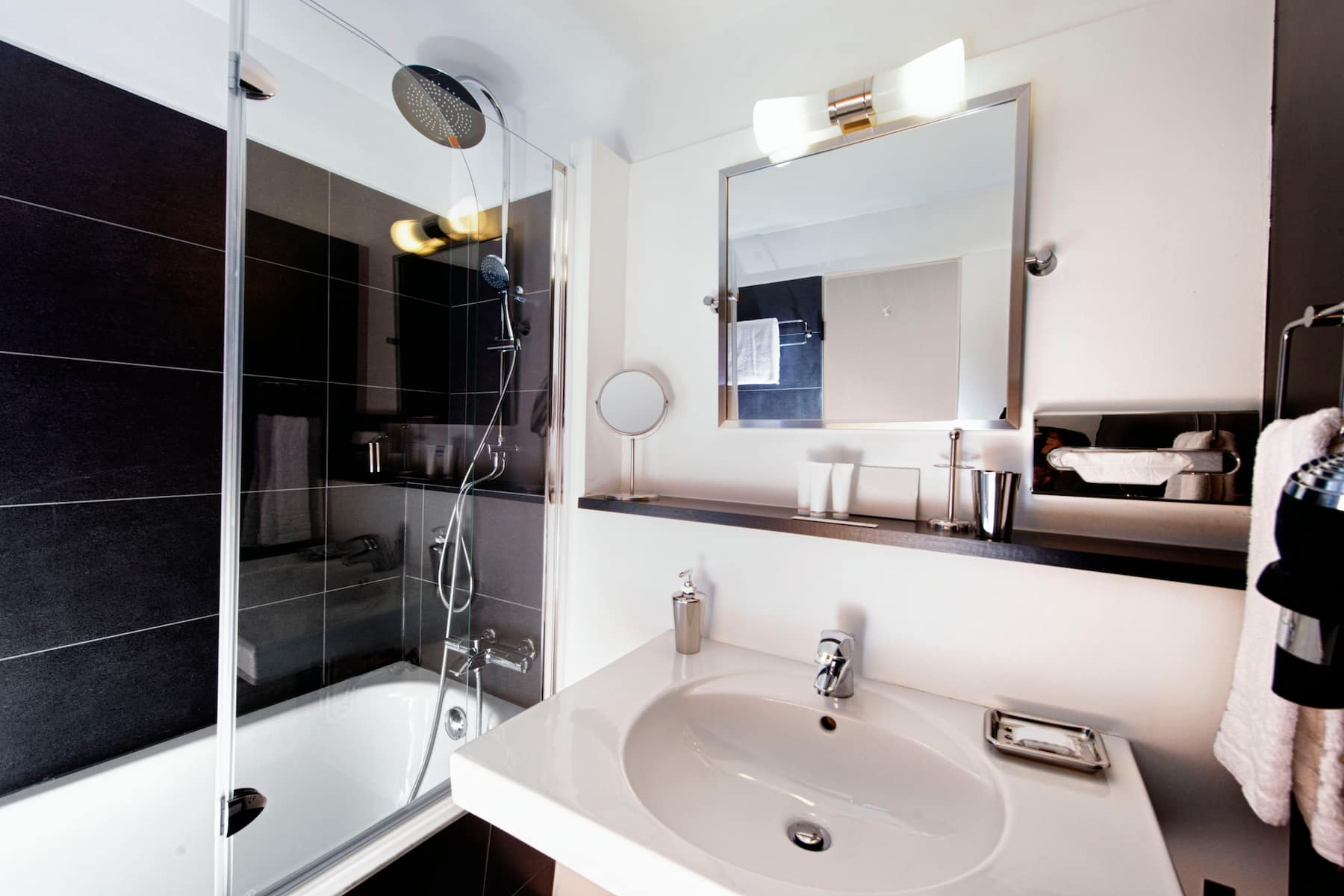 Guest room bath at the Wyndham Hannover Atrium in Hannover, Other than US/Canada