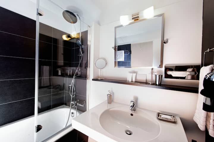 Guest room bath at the Wyndham Hannover Atrium in Hannover, Other than US/Canada