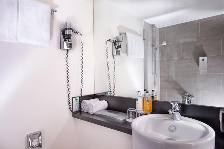 Guest room bath at the Wyndham Stuttgart Airport Messe in Stuttgart, Other than US/Canada