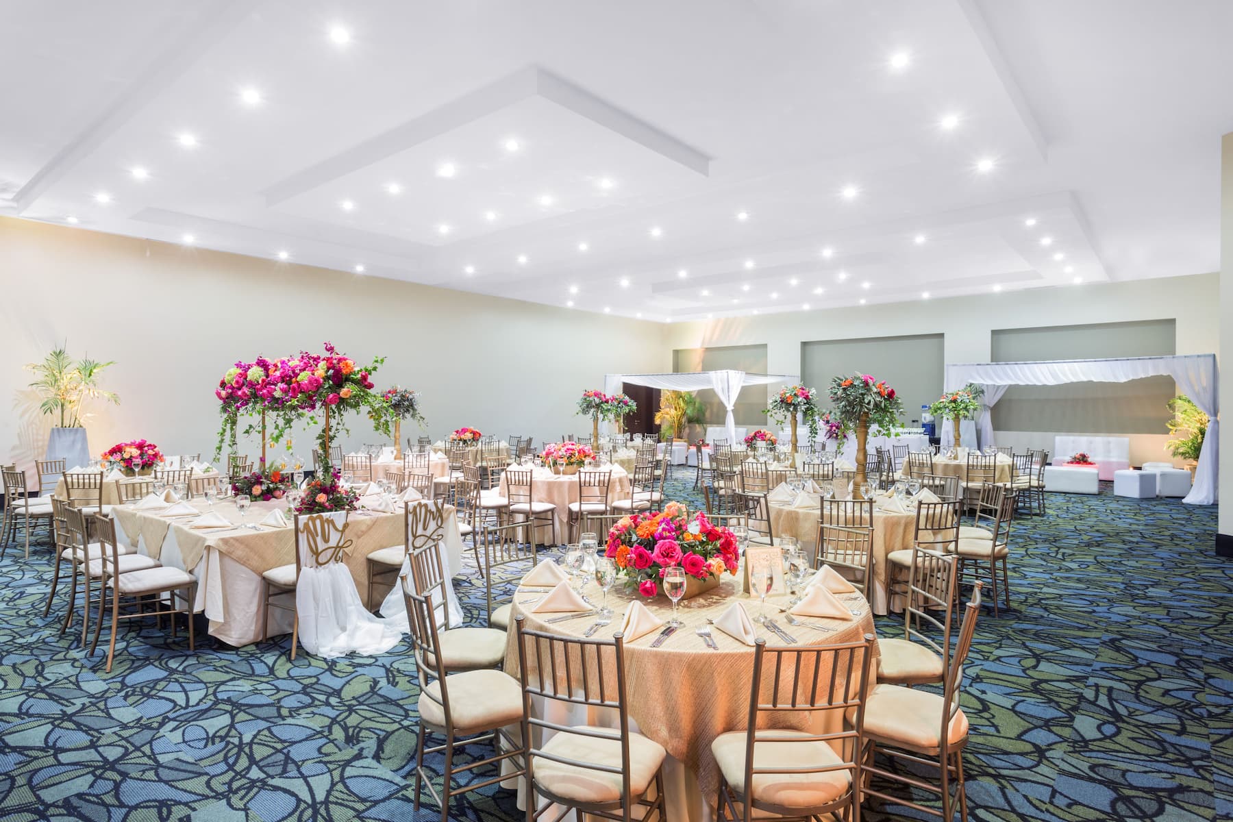 Wyndham Guayaquil Puerto Santa Ana ballroom banquet rounds in Guayaquil, Other than US/Canada