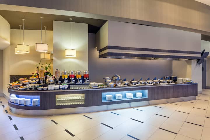 Free breakfast at Wyndham Guayaquil Puerto Santa Ana in Guayaquil, Other than US/Canada