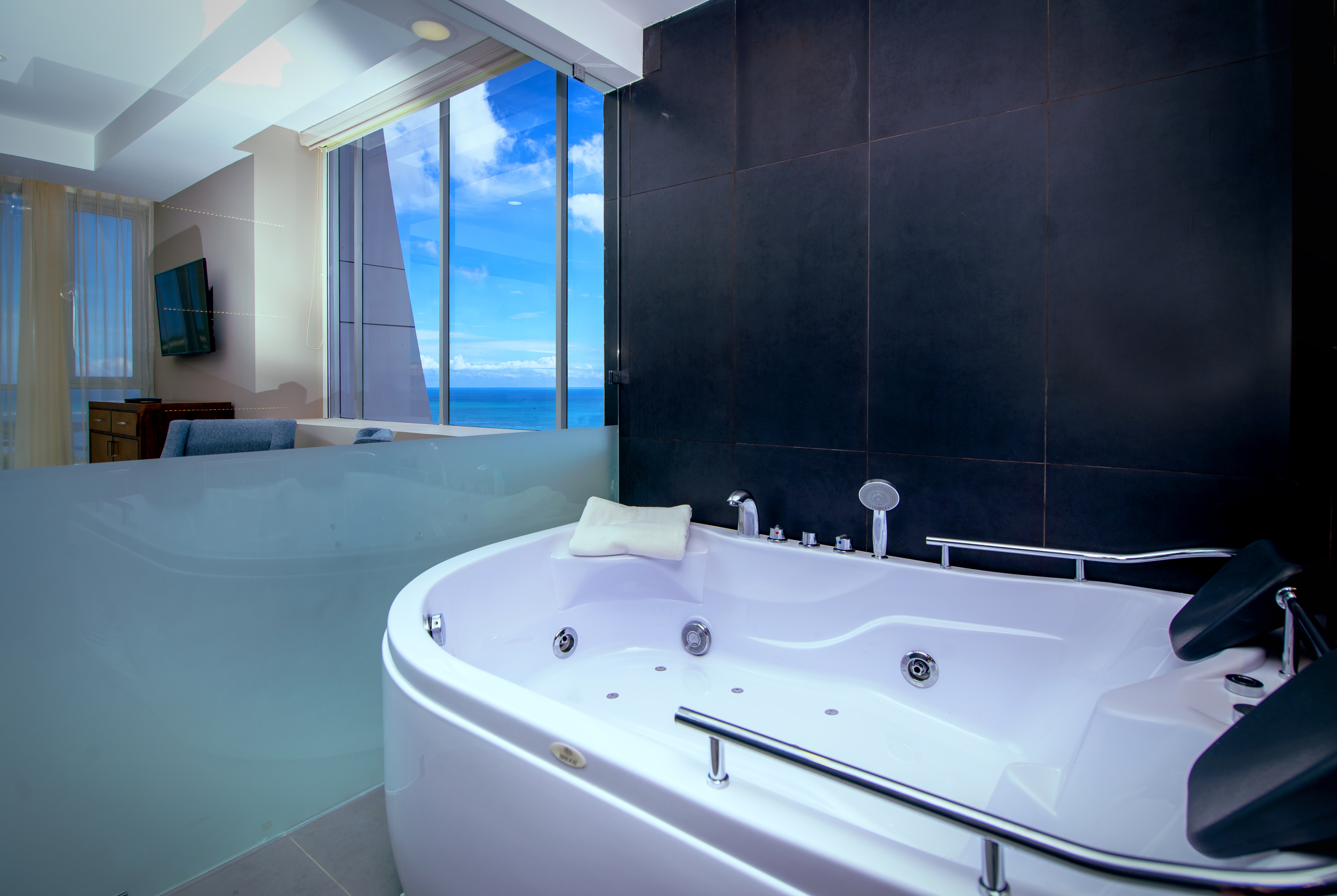 Guest room at the Wyndham Manta Sail Plaza Hotel and Convention Center in MANTA, Other than US/Canada