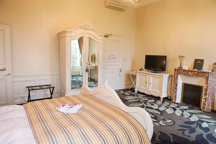 King bed guest room at the Wyndham Halcyon Resort La Souterraine in La Souterraine, Other than US/Canada