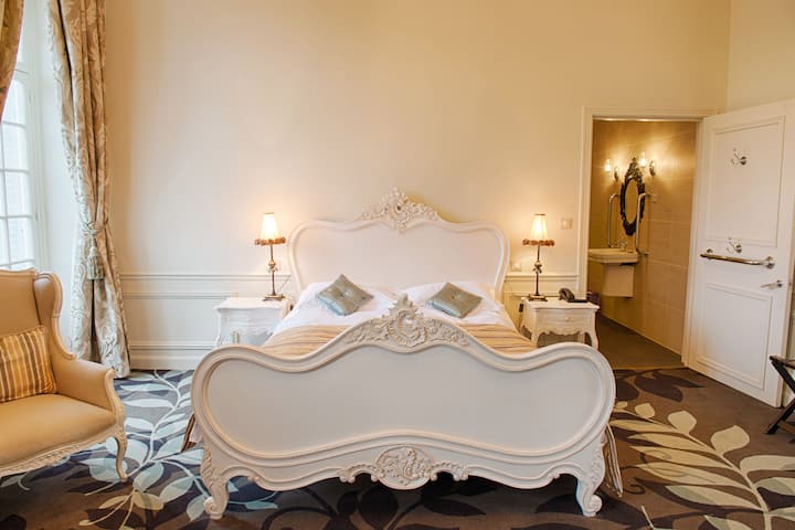 King bed guest room at the Wyndham Halcyon Resort La Souterraine in La Souterraine, Other than US/Canada