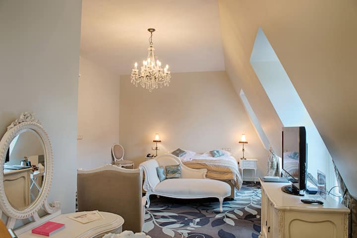 King bed guest room at the Wyndham Halcyon Resort La Souterraine in La Souterraine, Other than US/Canada