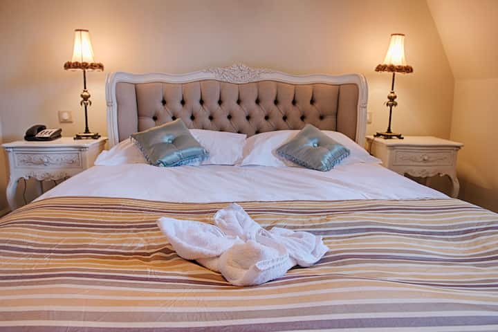King bed guest room at the Wyndham Halcyon Resort La Souterraine in La Souterraine, Other than US/Canada