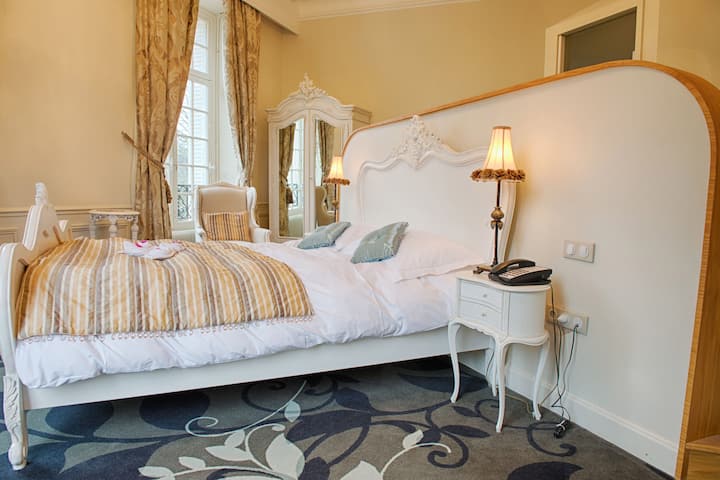 Queen bed guest room at the Wyndham Halcyon Resort La Souterraine in La Souterraine, Other than US/Canada