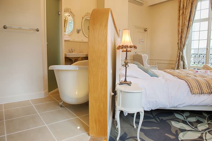 Queen bed guest room at the Wyndham Halcyon Resort La Souterraine in La Souterraine, Other than US/Canada