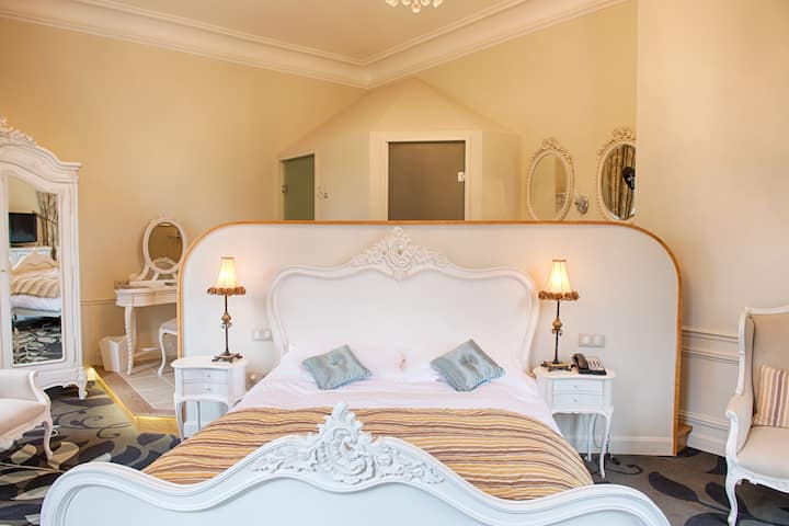 Queen bed guest room at the Wyndham Halcyon Resort La Souterraine in La Souterraine, Other than US/Canada