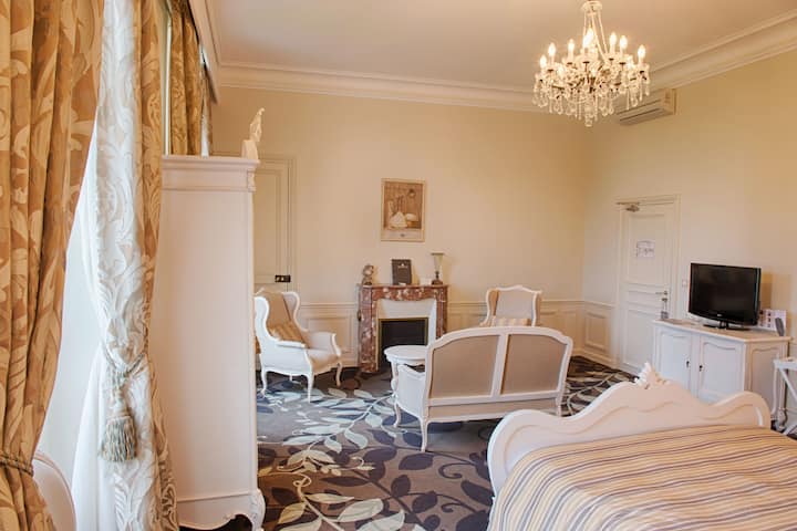 Queen bed guest room at the Wyndham Halcyon Resort La Souterraine in La Souterraine, Other than US/Canada