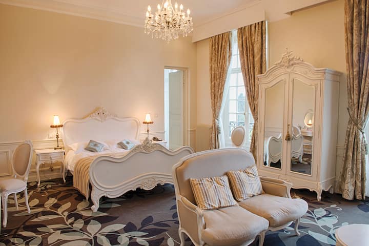 Queen bed guest room at the Wyndham Halcyon Resort La Souterraine in La Souterraine, Other than US/Canada