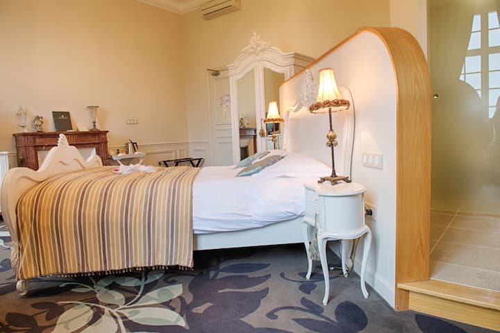 Queen bed guest room at the Wyndham Halcyon Resort La Souterraine in La Souterraine, Other than US/Canada