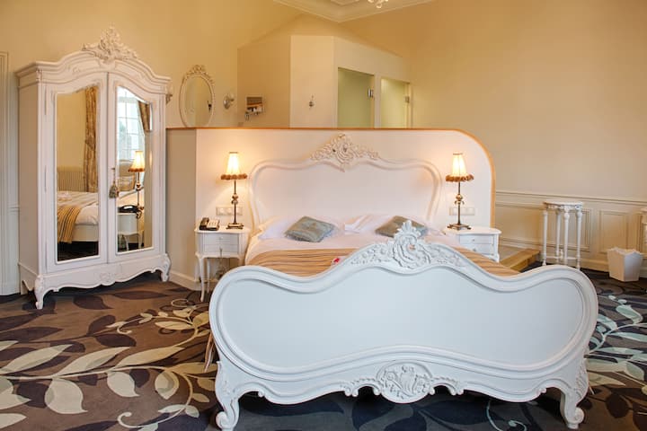 Queen bed guest room at the Wyndham Halcyon Resort La Souterraine in La Souterraine, Other than US/Canada