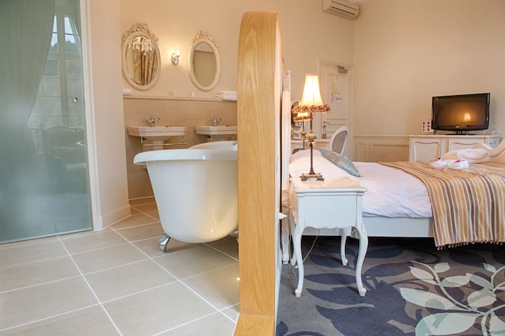 Queen bed guest room at the Wyndham Halcyon Resort La Souterraine in La Souterraine, Other than US/Canada