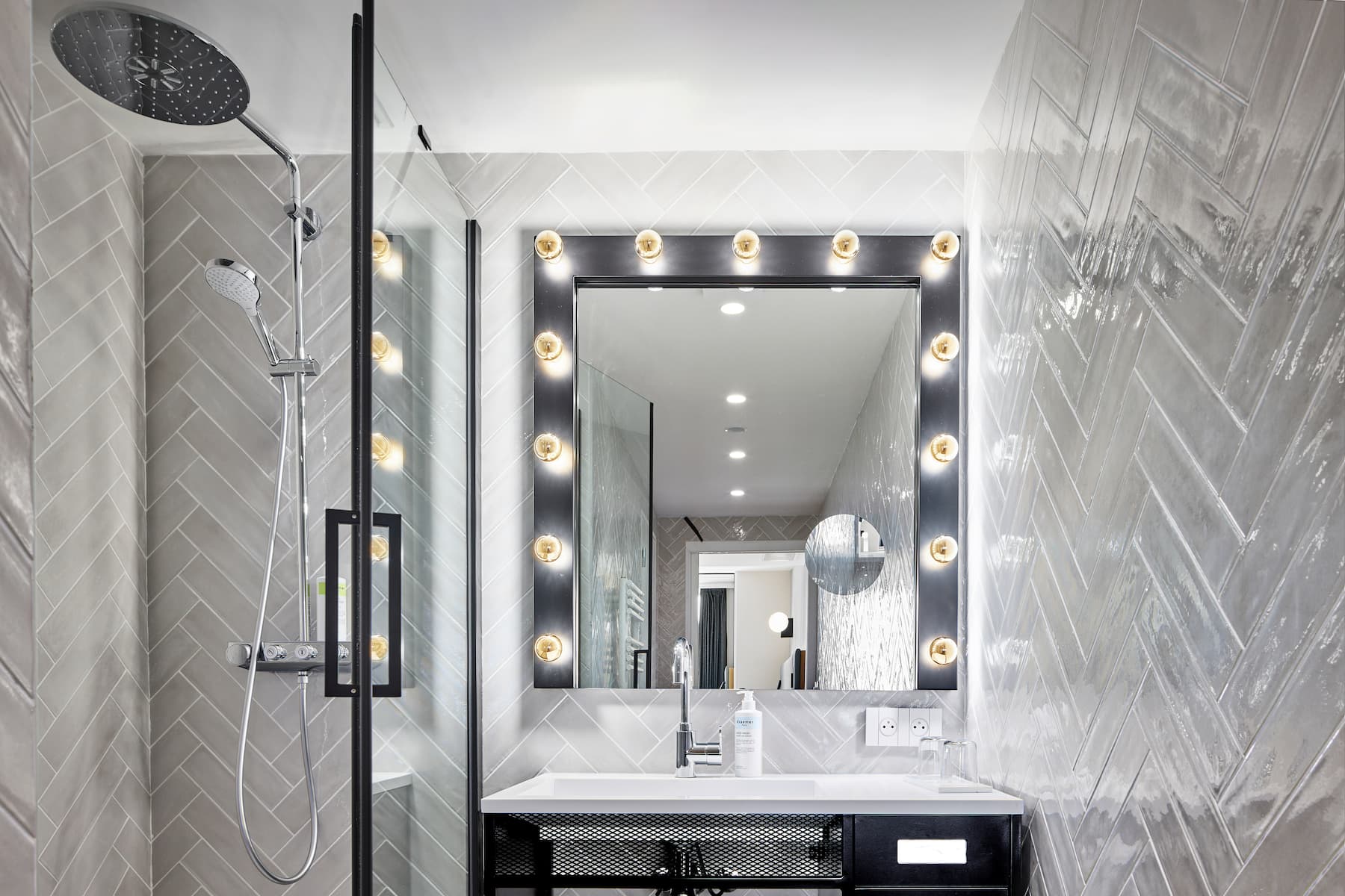 Guest room bath at the H4 Hotel Wyndham Paris Pleyel Resort in Paris, Other than US/Canada