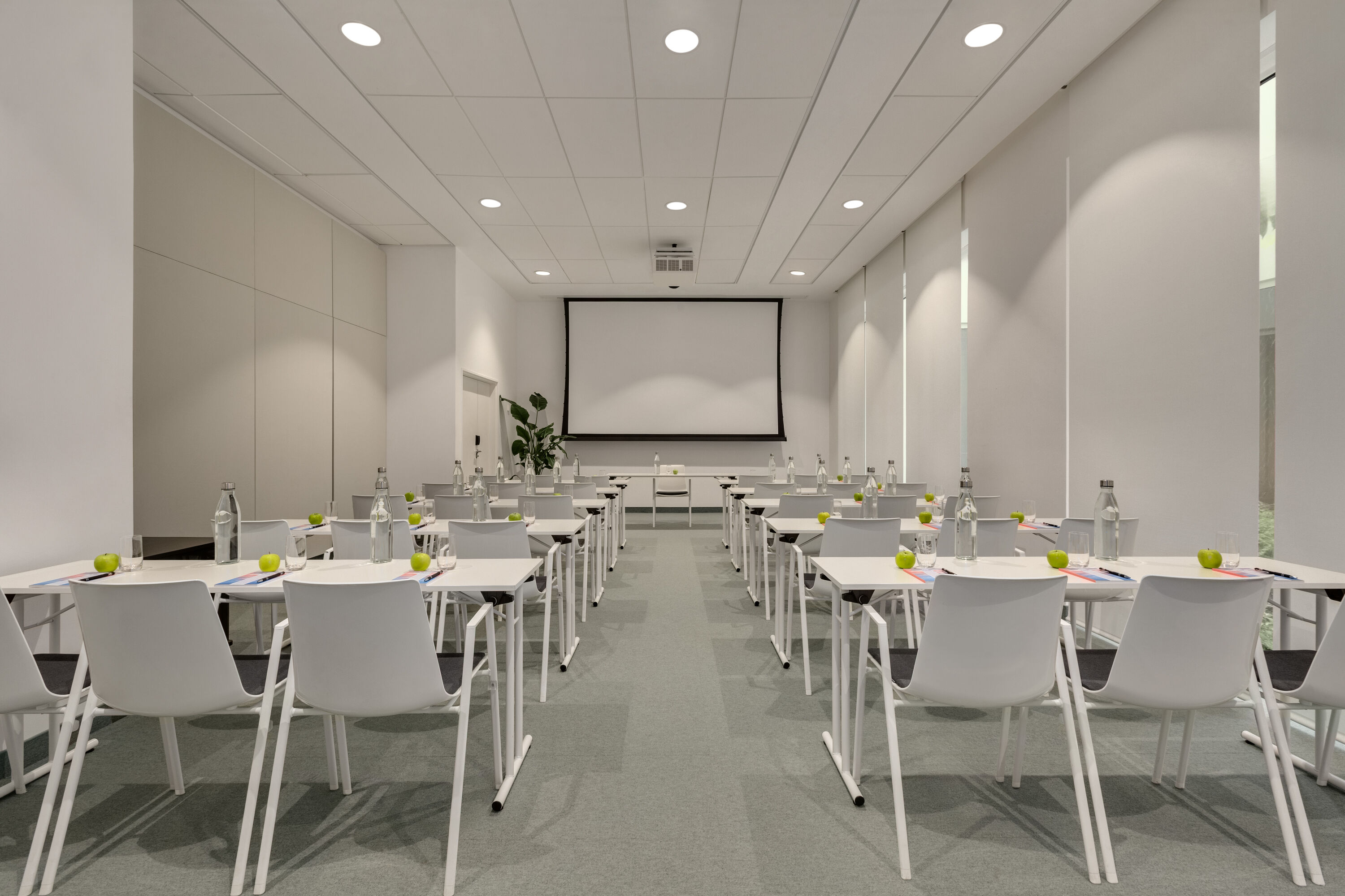 Classroom meeting room at H4 Wyndham Paris Pleyel in Saint-Denis, Other than US/Canada