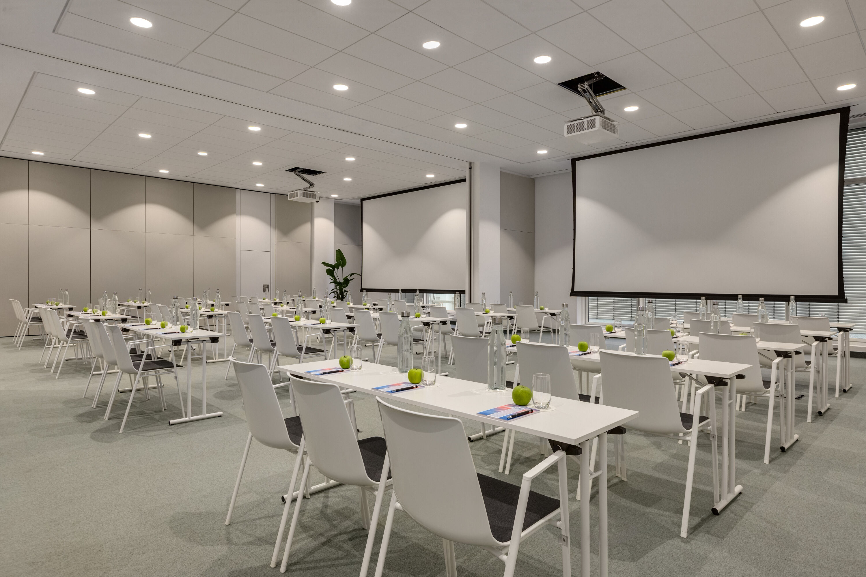 Classroom meeting room at H4 Wyndham Paris Pleyel in Saint-Denis, Other than US/Canada