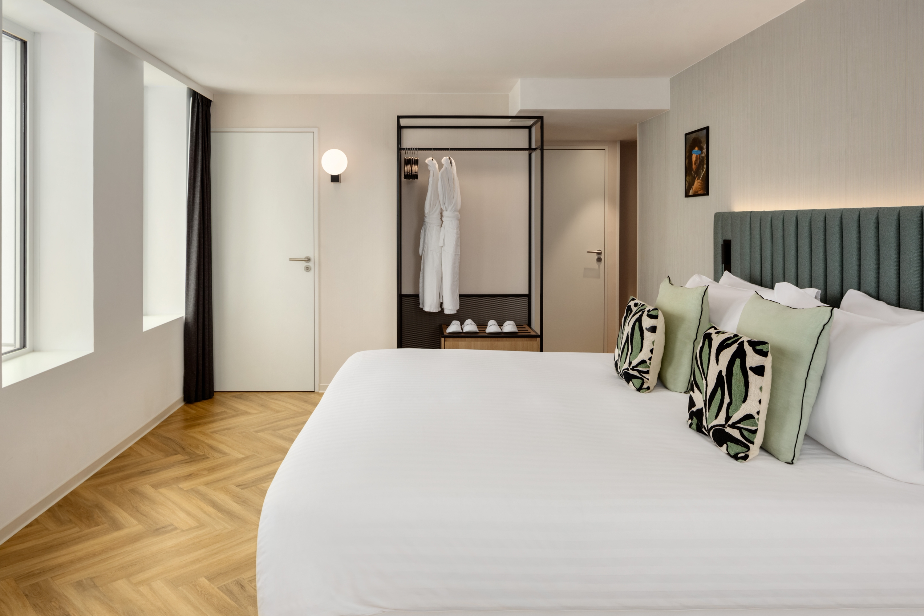 Guest room at the H4 Wyndham Paris Pleyel in Saint-Denis, Other than US/Canada