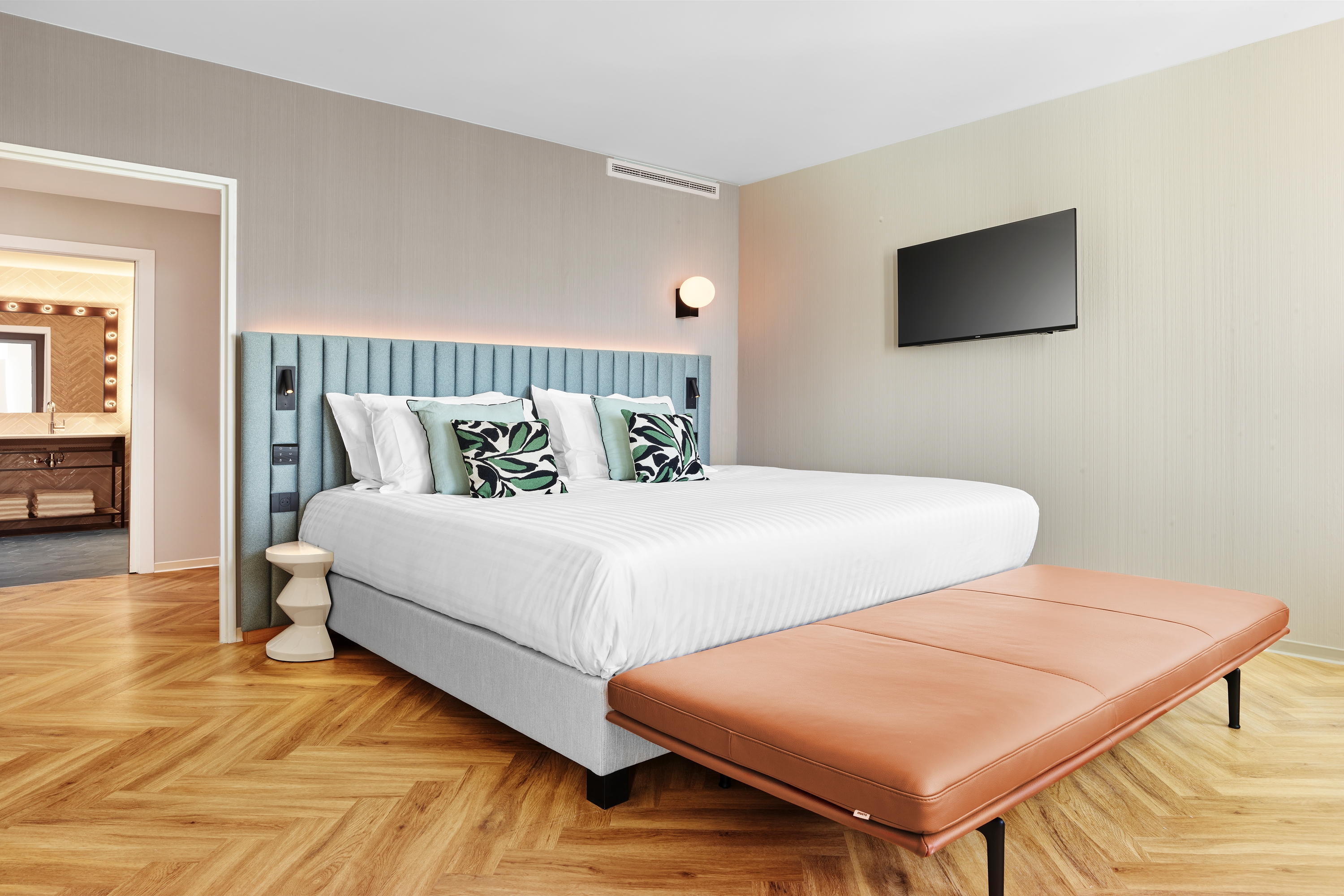 Guest room at the H4 Wyndham Paris Pleyel in Saint-Denis, Other than US/Canada