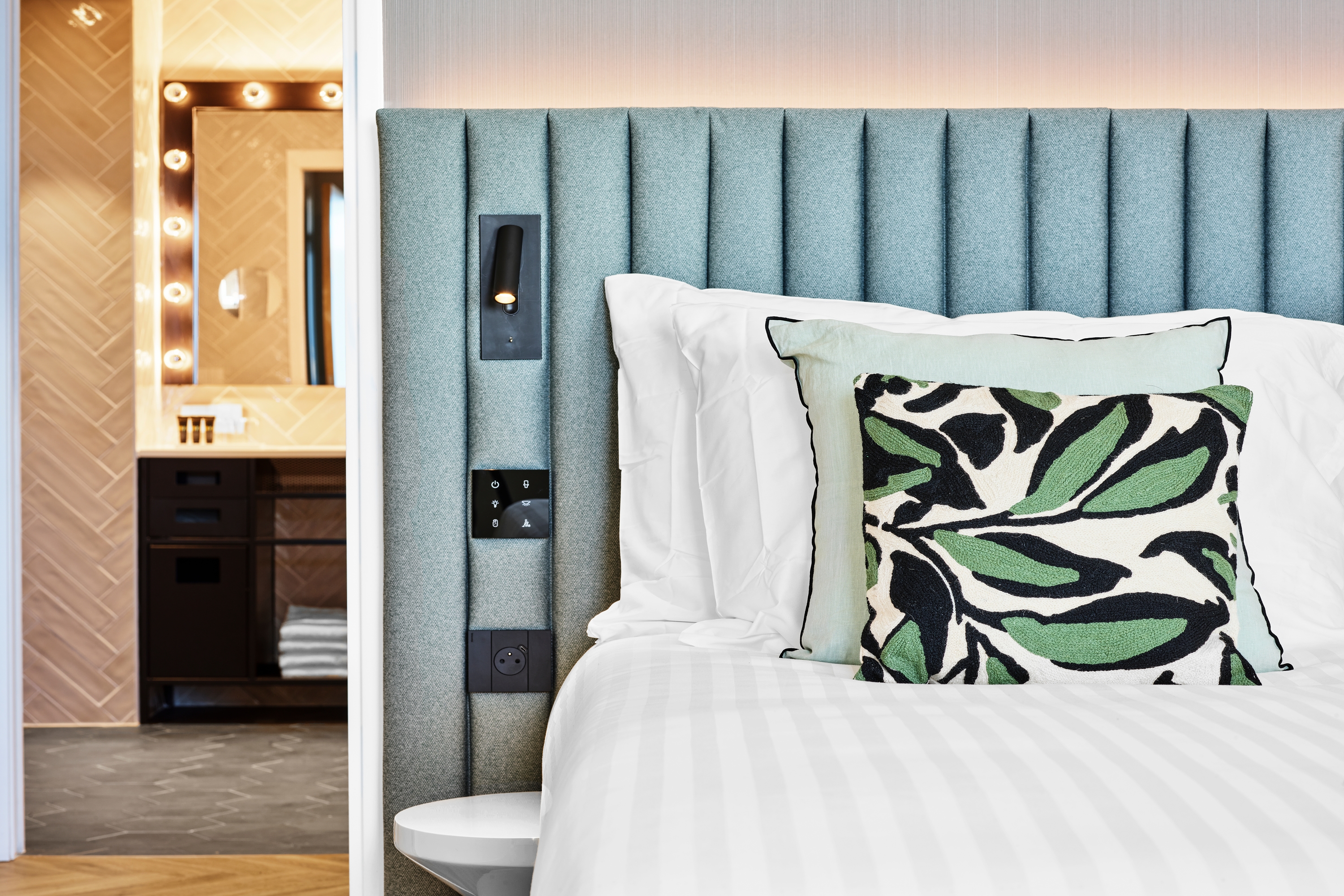 Guest room at the H4 Wyndham Paris Pleyel in Saint-Denis, Other than US/Canada