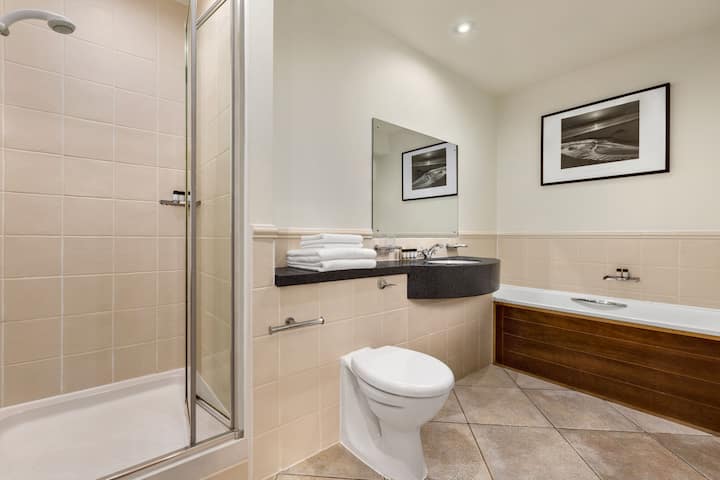 Guest room bath at the Wyndham Duchally Country Estate in Auchterarder, Other than US/Canada