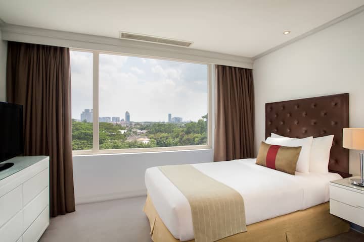Guest room at the Wyndham Casablanca Jakarta in Jakarta, Other than US/Canada