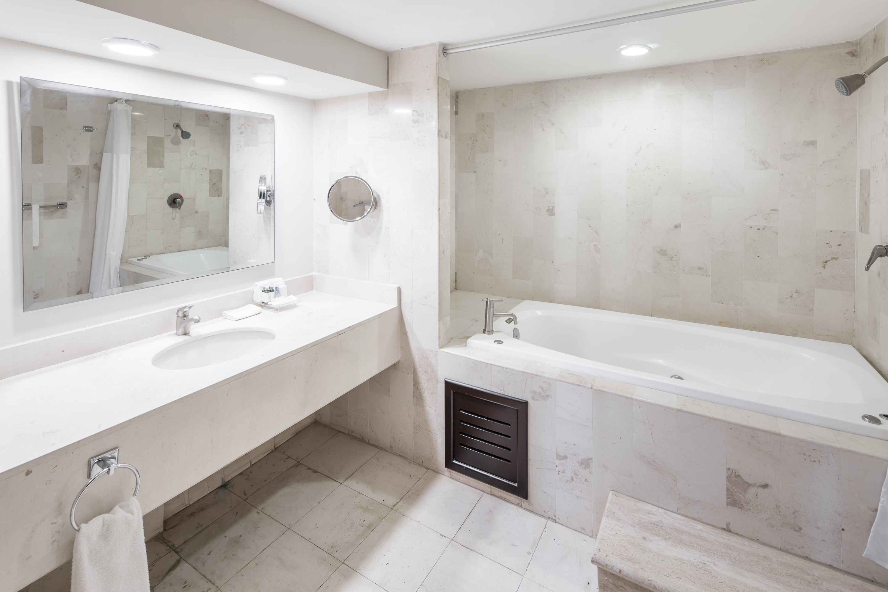 Guest room bath at the Wyndham Executivo Culiacan in Culiacan, Other than US/Canada