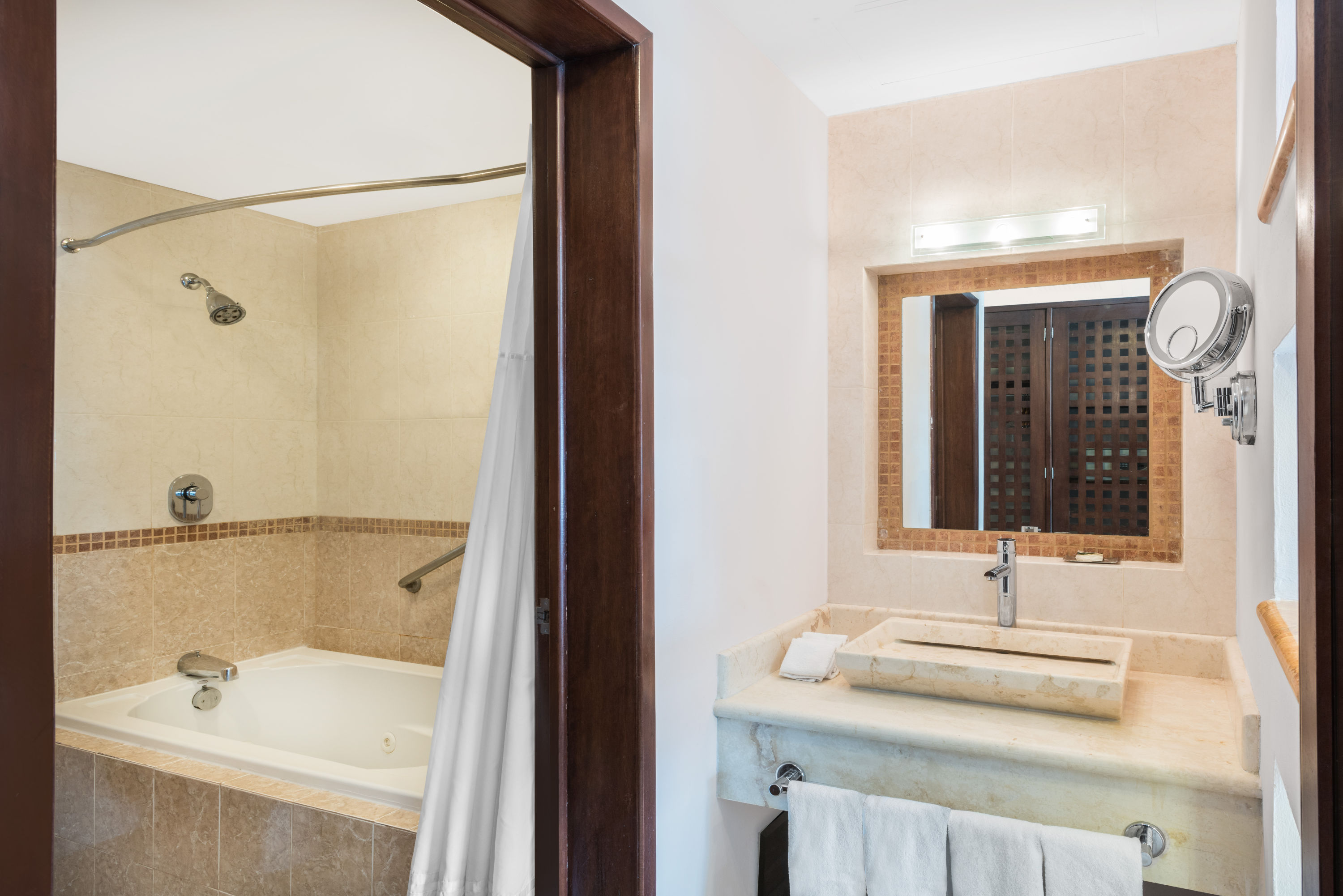 Guest room bath at the Wyndham Merida in Merida, Other than US/Canada