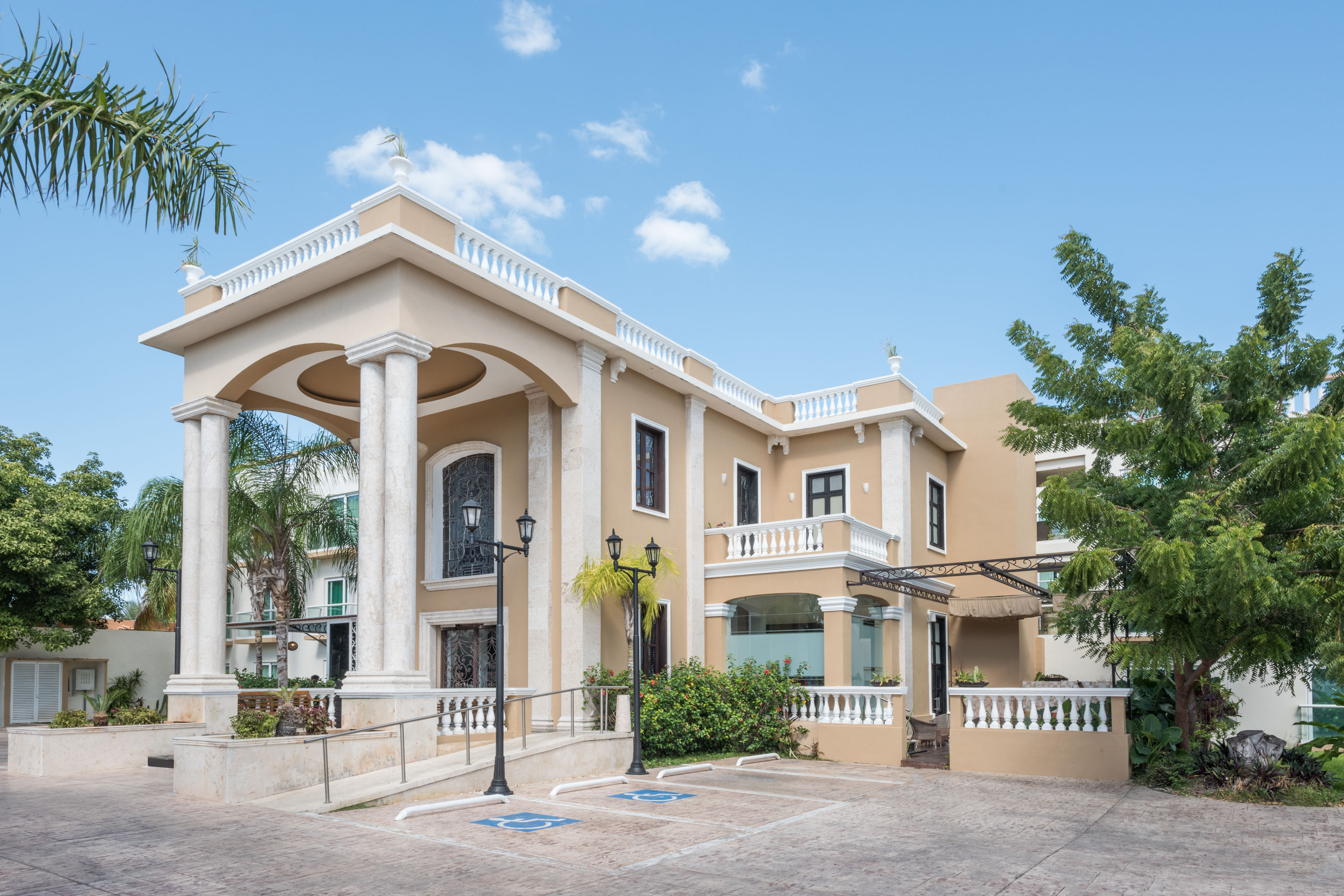 Exterior Day Image of Wyndham Merida hotel in Merida, Other than US/Canada