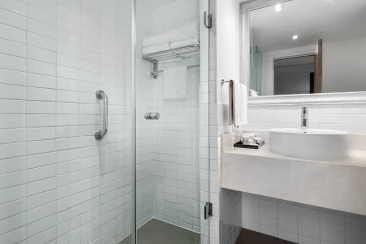 Guest room bath at the Wyndham Monterrey Ambassador Centro in Monterrey, Other than US/Canada