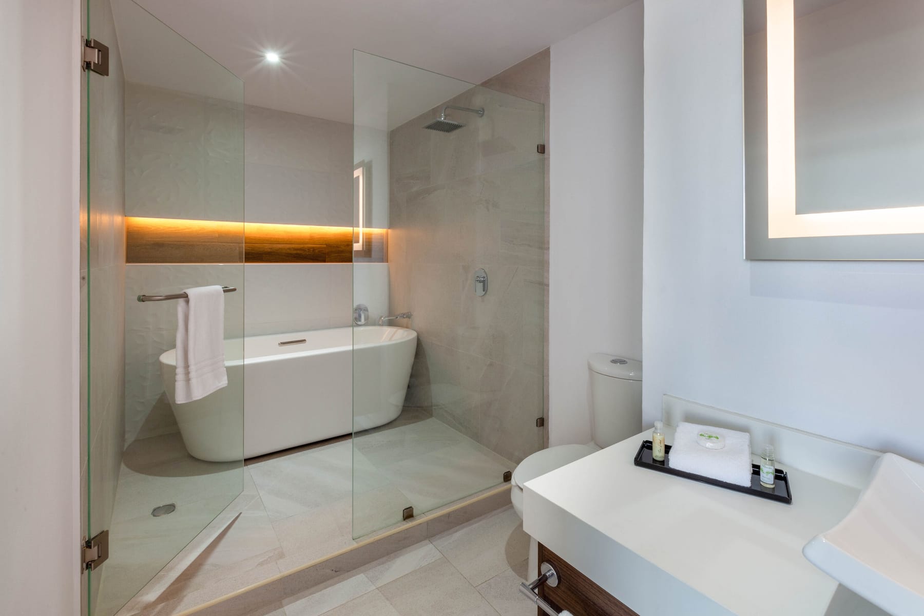 Guest room bath at the Wyndham Puebla Angelopolis in Puebla, Other than US/Canada