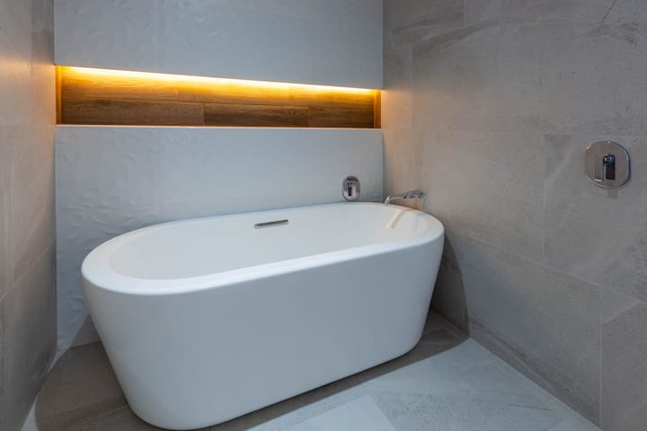 Guest room bath at the Wyndham Puebla Angelopolis in Puebla, Other than US/Canada