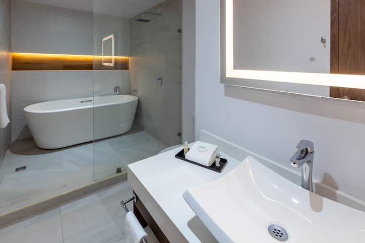 Guest room bath at the Wyndham Puebla Angelopolis in Puebla, Other than US/Canada