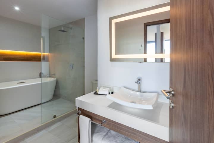 Guest room bath at the Wyndham Puebla Angelopolis in Puebla, Other than US/Canada