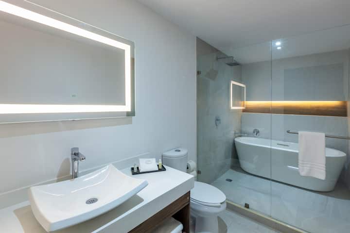 Guest room bath at the Wyndham Puebla Angelopolis in Puebla, Other than US/Canada