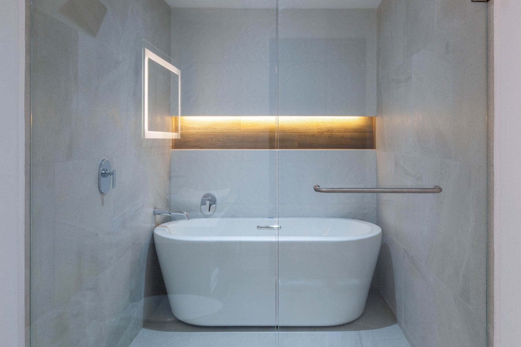 Guest room bath at the Wyndham Puebla Angelopolis in Puebla, Other than US/Canada