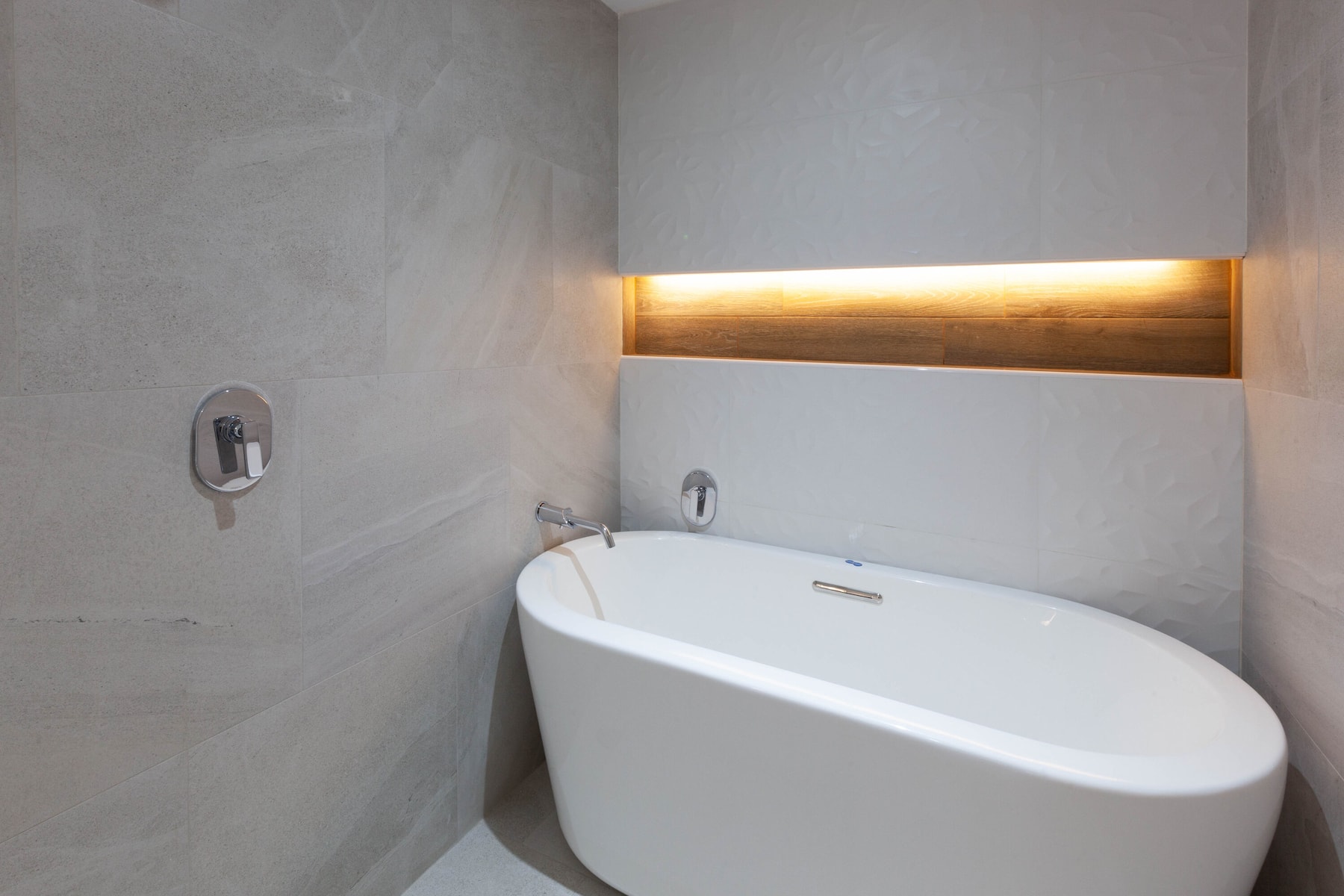 Guest room bath at the Wyndham Puebla Angelopolis in Puebla, Other than US/Canada