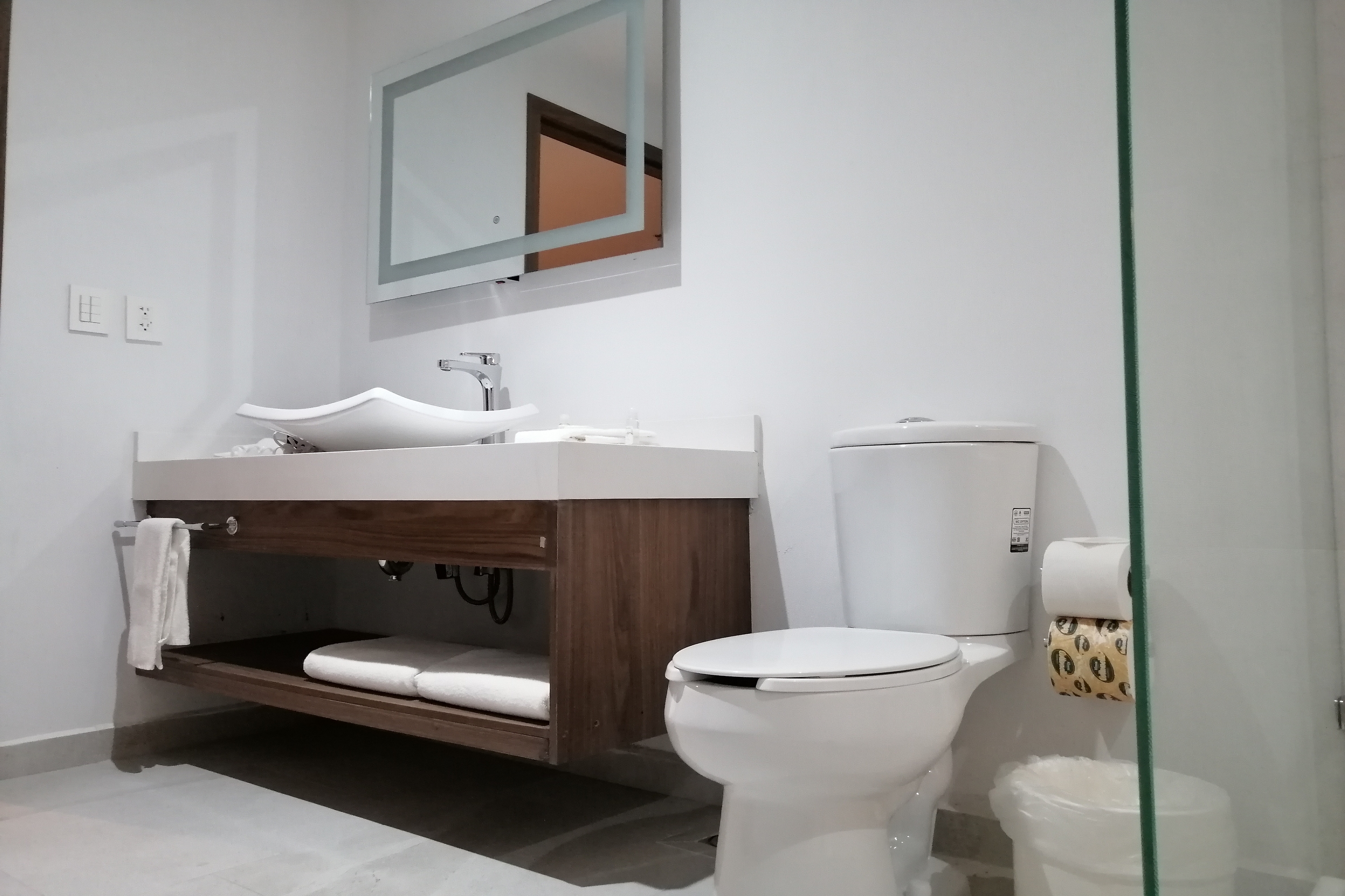 Guest room bath at the Wyndham Puebla Angelopolis in Puebla, Other than US/Canada