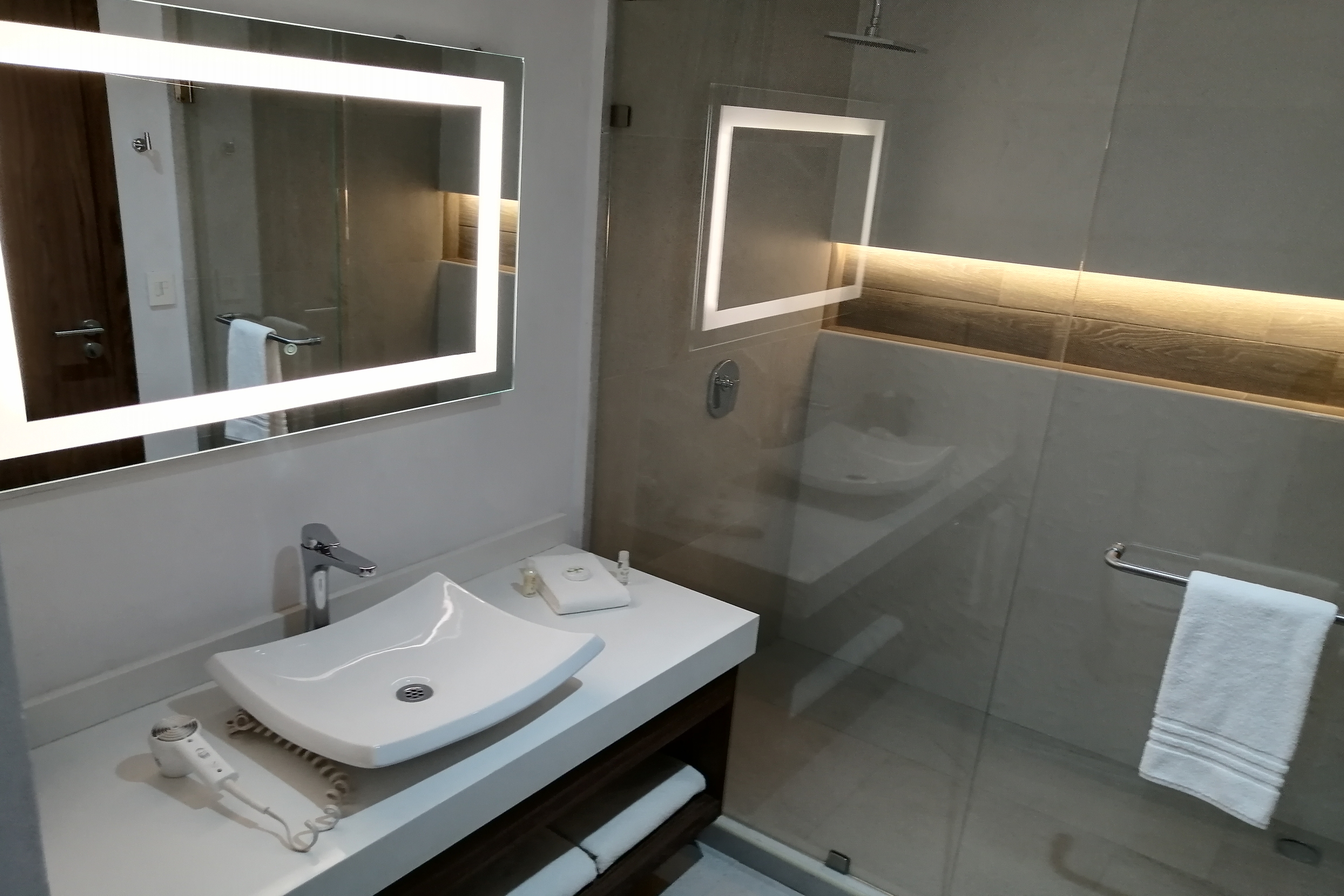 Guest room bath at the Wyndham Puebla Angelopolis in Puebla, Other than US/Canada