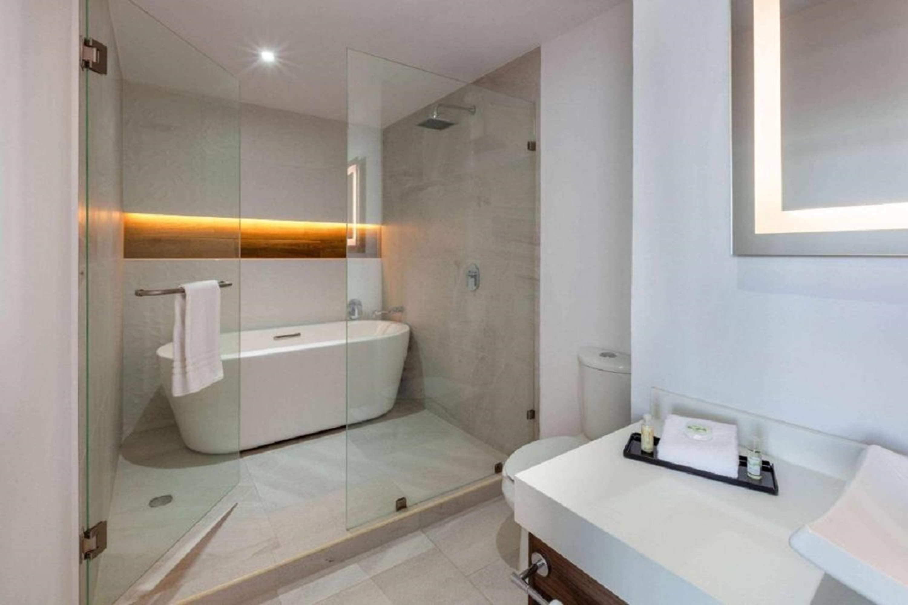 Guest room bath at the Wyndham Puebla Angelopolis in Puebla, Other than US/Canada